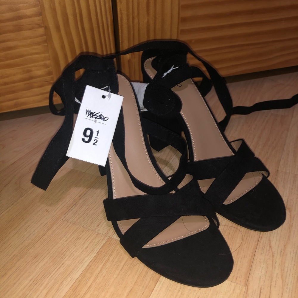 NWT Black strappy size 9 heels